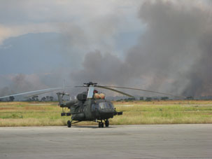 Мы фотографировались на фоне дыма и военных вертолётов, как будто на войне.