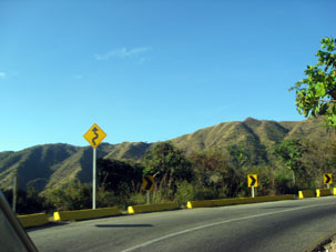 Склоны Кордильеры де ла Коста, обращённые на юг к Маракаю.