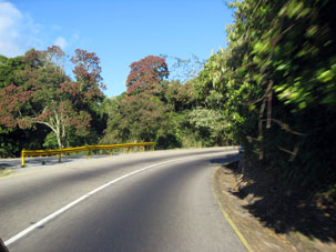 Поворот на горной дороге в Окумаре.