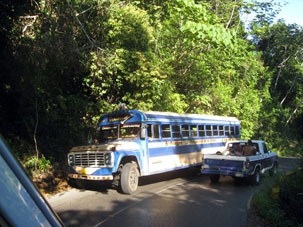 Встречный рейсовый автобус из Окумаре в Маракай гудит, как поезд, потому что ему трудно разъезжаться со встречным транспортом на этой дороге.