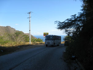 Дорога в бухту Ката проходит через горы и вдоль моря.
