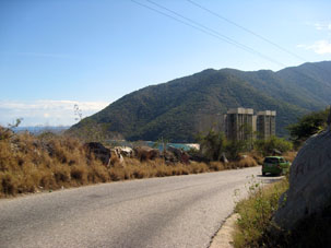 Дорога в бухту Ката проходит через горы и вдоль моря.