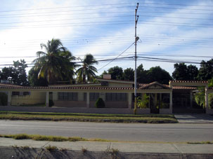 Дом в Маракае вдоль дороги на воздушную базу "Эль Либертадор".
