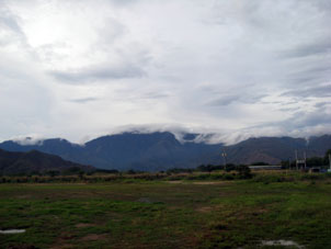 Облака переваливают Береговой хребет (Cordillera de la Costa) на северо-западе города Маракай
