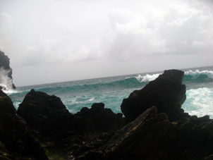 Волны с Карибского моря переливаются через скалы и создаётся впечатление, что течёт ручей.