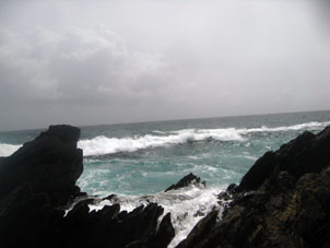 Волны с Карибского моря переливаются через скалы и создаётся впечатление, что течёт ручей.