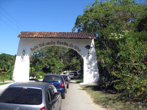 Ворота при въезде на Золотое побережье (Коста де Оро).