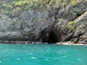 В скалах Карибского берега образуются гроты.
