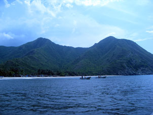 Вдоль берега на лодке из Чуао в Чорони.