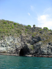 Грот в скалах между Чуао и Чорони.