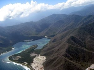 Карибское побережье Арагуа с вертолёта.
