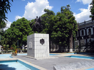 Памятник Боливару между Базовым военным училищем и военным лицеем.