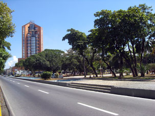 Сквер на проспекте Боливара у Дома Правительства штата Арагуа.