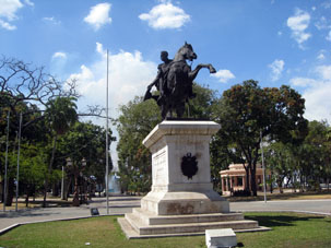 Памятник Симону Боливару на бульваре Боливара.