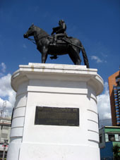 Памятник генералиссимусу Франсиско де Миранда рядом с памятником Симону Боливару.