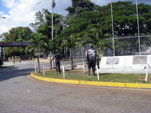 Мемориальный комплекс перед входом в казарму "Салом" батальона парашютистов Боливарианской Армии Венесуэлы.