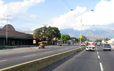 Торговцы соком сахарного тростника около дороги на воздушную базу "Эль Либертадор".