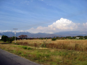 По дороге с воздушной базы "Эль Либертадор" облака казались снегом на горных вершинах.