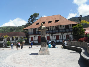 Памятник Симону Боливару, установленный в столетний юбилей колонии.