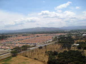 Пало Негро, городок спутник Маракая, столицы штата Арагуа. Жильё, построенное для служащих ВВС и Армии.