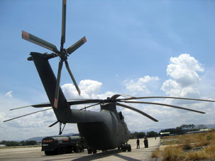 Заправка вертолёта Ми-26Т на авиабазе "Эль Либертадор" рядом с гордом Маракаем.