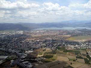 Город Маракай, столица штата Арагуа, с высоты полёта вертолёта.