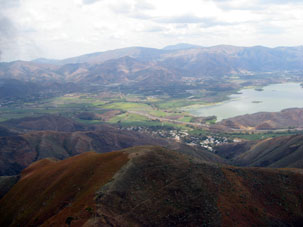Удаляемся от дороги и водохранилища и летим над горами штата Арагуа.