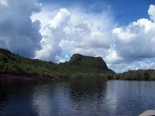 Вид на гору Аутана с реки Аутана.