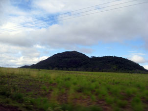 Холмы на гранитных породах вдоль дороги из Пуэрто-Аякучо в Пуэрто-Самарьяпо.