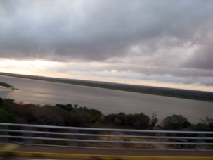 Река Ориноко при переезде по мосту из штата Ансоатеги в штат Боливар.