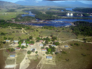 Посёлок Канайма, река Каррао и водопады на ней, остров Анатолий из окна самолёта.