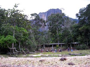 Вот здесь у подножья Ауянтепуй, где падает Анхель, на берегу Чуруна расположились туристические лагеря.