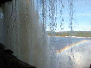 Взгляд на лагуну из водопада.