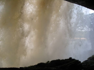 Взгляд на лагуну Канайма из водопада.