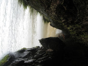 Вид самой пещеры под водопадом.