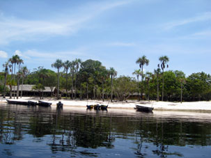 На берегу лагуны в посёлке Канайма расположились туристические базы.