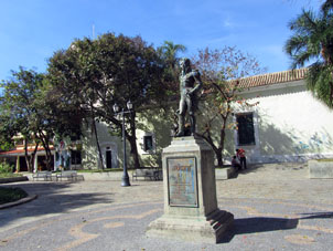 Памятник Антонио Хосе Сукре на площади у Капитолия.