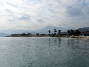 Пляж Кисандаль, откуда отходит лодка на остров Длинный (Исла Ларга).