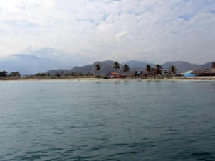 Пляж Кисандаль, откуда отходит лодка на остров Длинный (Исла Ларга).