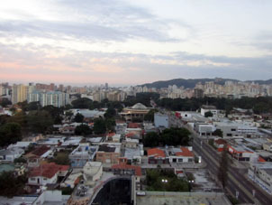 Вид на город Валенсию с 13-го этажа (здесь они его назвали Пентхаузом, чтобы не нумеровать его числом 13) гостиницы Embassy Suites by Hilton.