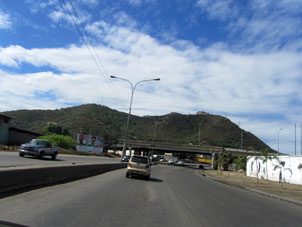 Выезжая из порта можно видеть с дороги старинную крепость Пуэрто-Кабельо.
