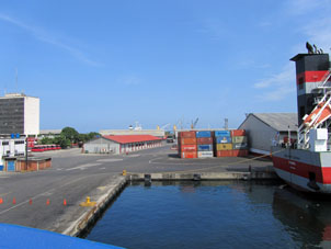Вид на порт Пуэрто-Кабельо с корабля.