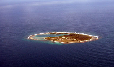 Островок в Карибском море недалеко от Пуэрто Кабельо. Вид с вертолёта.
