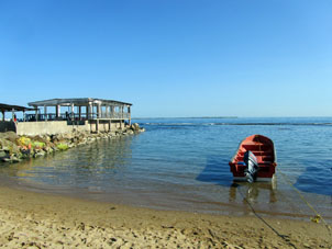 Пляж посёлка Ганьяго к востоку от Пуэрто-Кабельо, откуда отправляются лодки на остров Длинный (Исла Ларга).