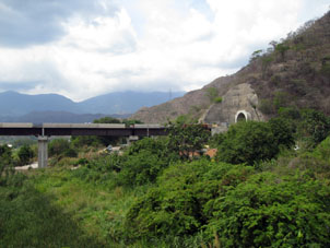 Из Маракая в Валенсию строится железная дорога, которая также будет проходит через туннели.