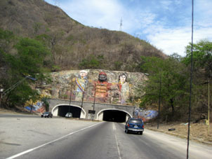 Барельеф над туннелем при выезде из Карабобо в Арагуа, изображающий Хосе Антонио Паэса - первого президента Венесуэлы, Первого Негра и Симона Боливара.