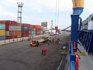 Разгрузка в порту Пуэрто-Кабельо.
