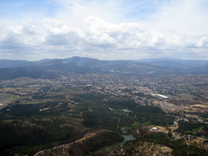 Ближе к озеру Валенсия и одноимённой с озером столице Карабобо больше населённых пунктов и возделанных полей.