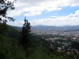 Вид на Чакао со склона в парке Авила.