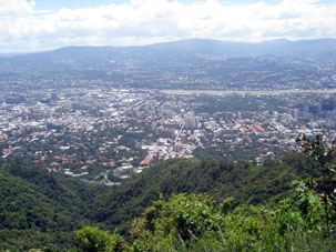 Вид Каракаса с горных склонов национального парка Авила.